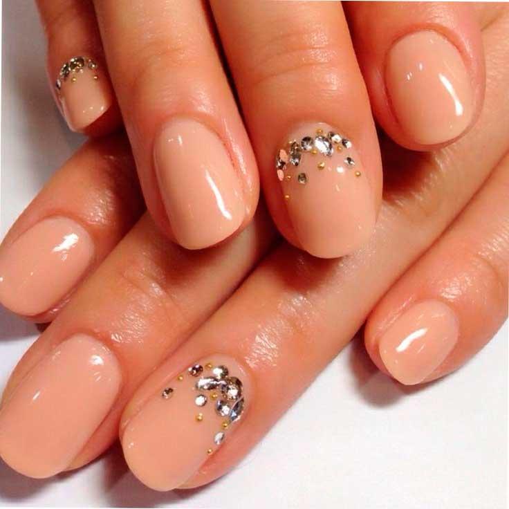 Uñas Nude con piedritas en las cutículas