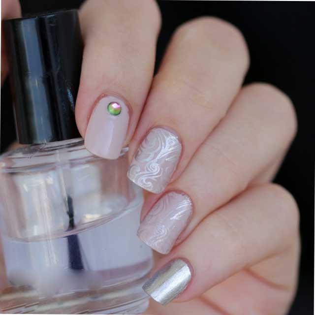 Uñas nude con plata