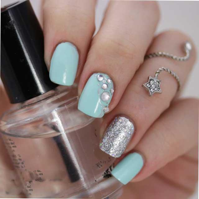 Uñas pastel con piedritas