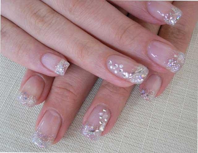 manicura francesa con piedritas
