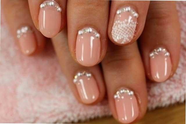 Uñas nude decoradas para novias