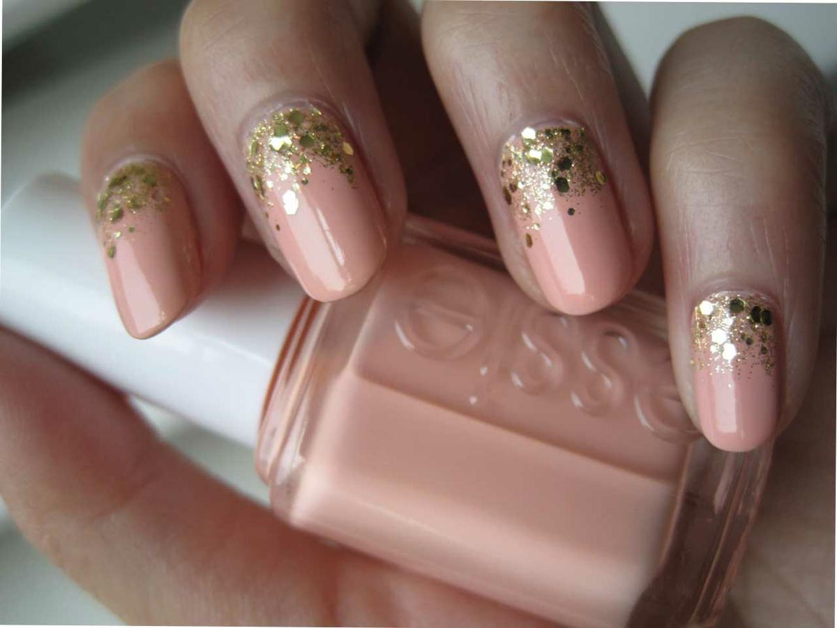 Uñas nude con oro