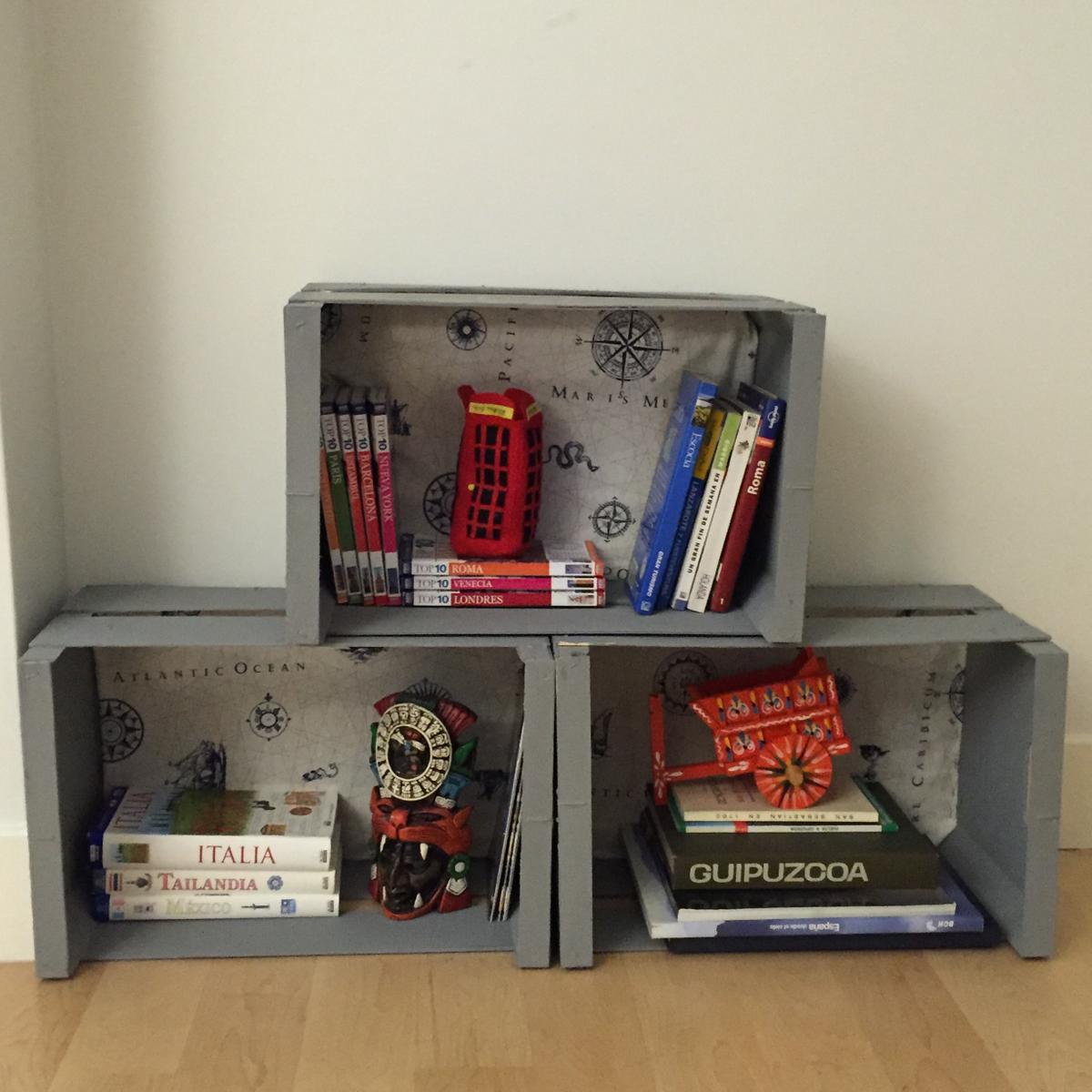 biblioteca hecha con cajas de fruta