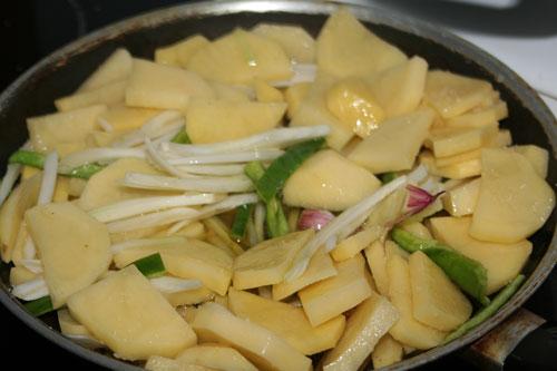 Freir-en-una-sarten-las-Patatas-a-lo-Pobre