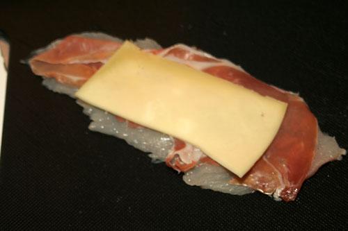 enrollar-el-filete-de-pollo-con-el-jamón-y-el-queso