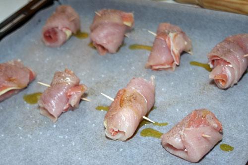 Poner-los-enrollados-en-el-horno-con-sal,-pimienta-y-aceite