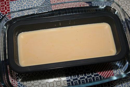 poner-un-recipiente-para-hacer-el-Quesillo-al-baño-maria