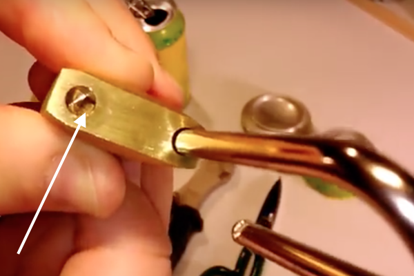 Cómo abrir un candado sin llave ni ganzúa