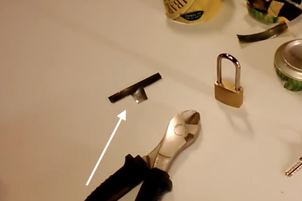 Cómo abrir un candado sin llave ni ganzúa