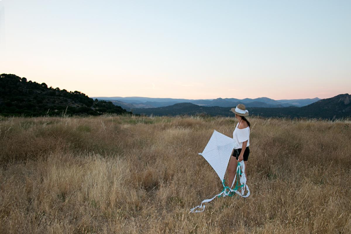 DIY cómo hacer una cometa de atrezzo. Visto en "I am a Mess Blog"