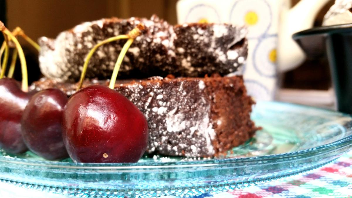 Pastel de chocolate con mermelada