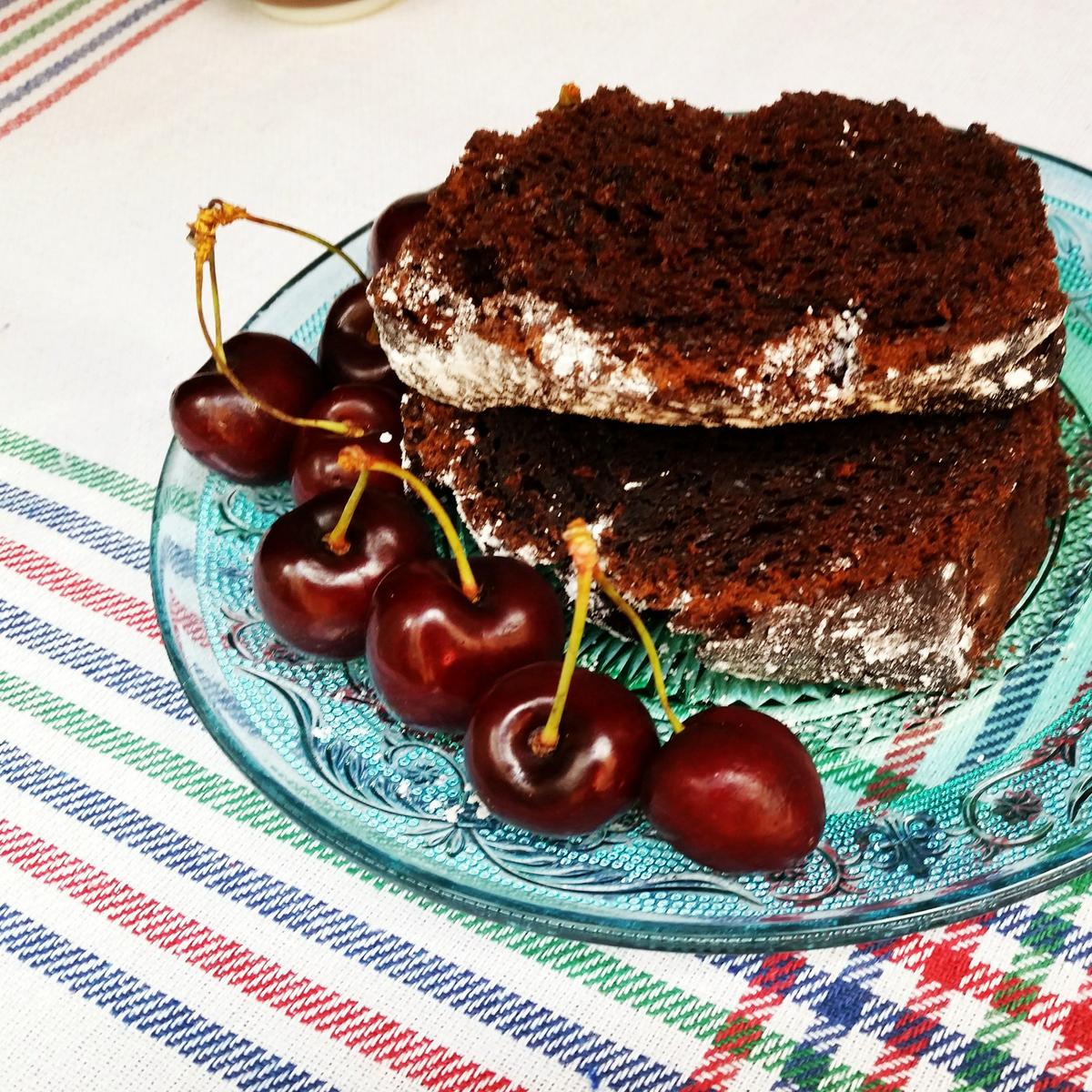 Pastel de chocolate con mermelada