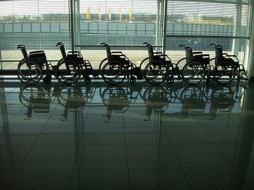 Un ejemplo de transporte accesible lo constituyen los aeropuertos que disponen de sillas de ruedas para el desplazamiento de las personas con movilidad reducida