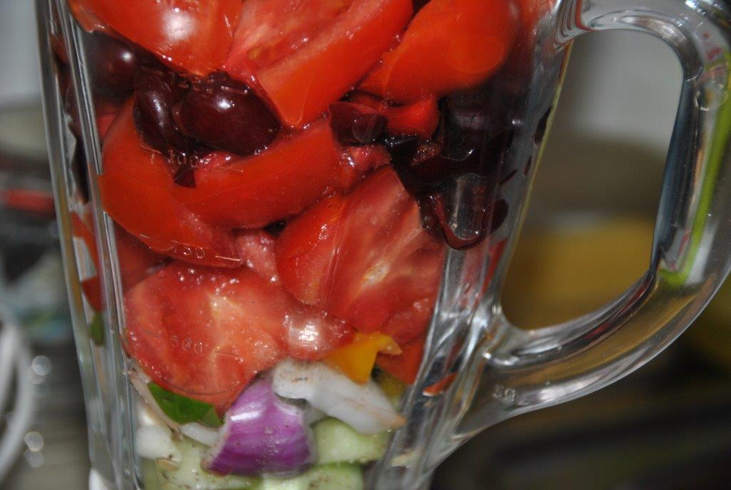 batiendo gazpacho de picotas con toque de albahaca