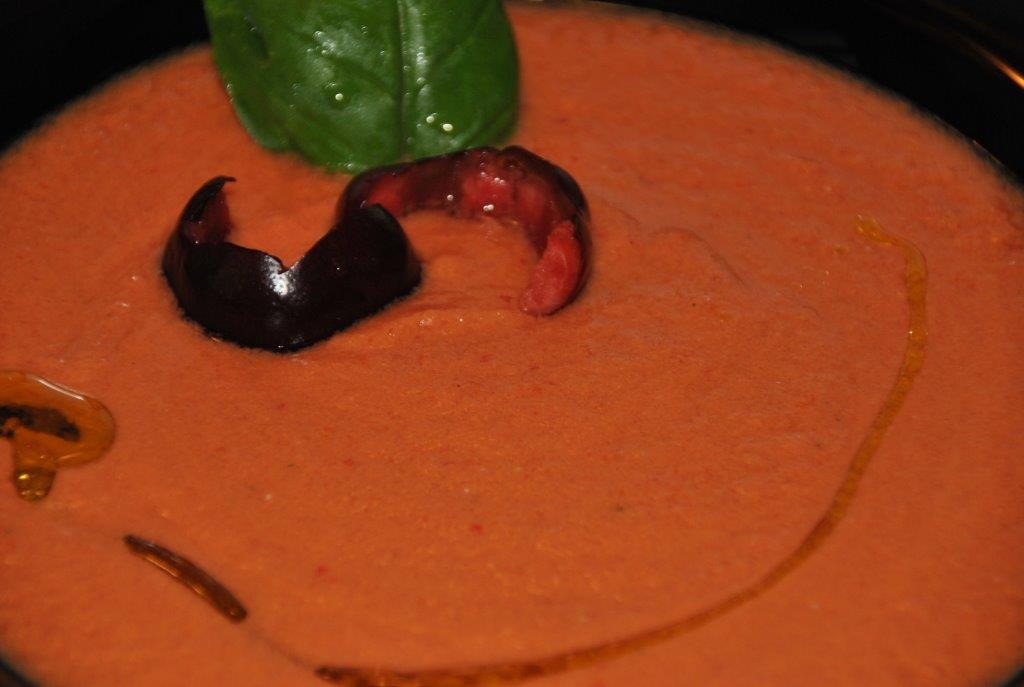 gazpacho de picotas con toque de albahaca