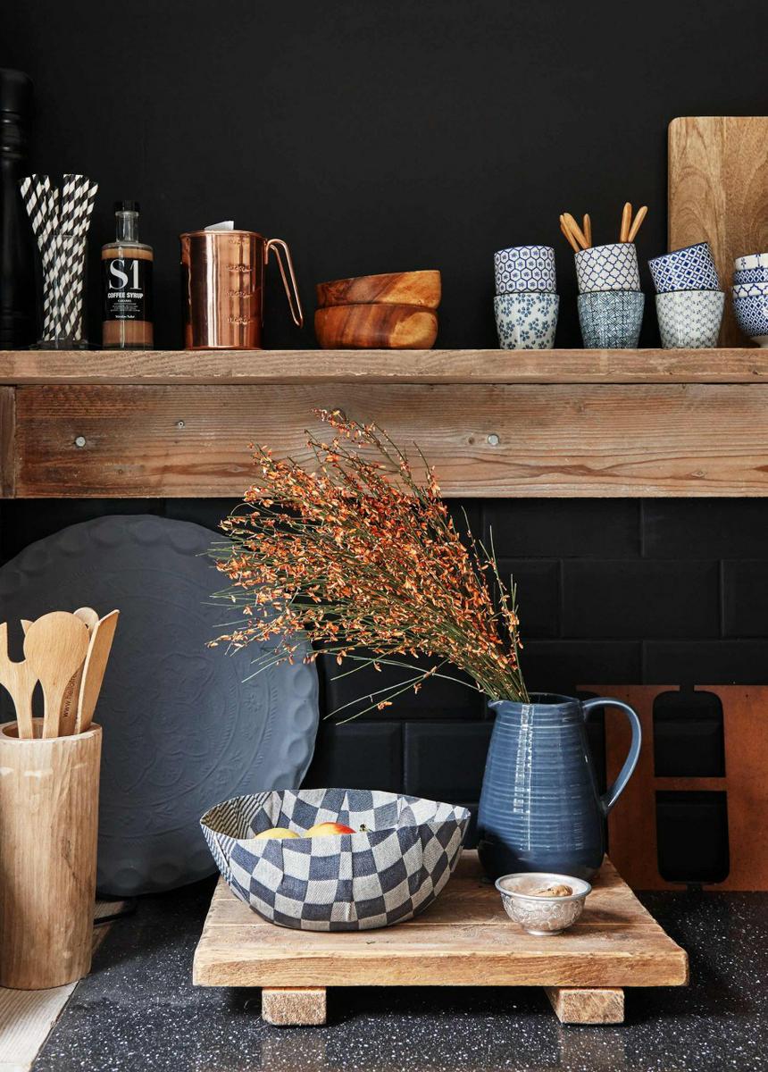 Cocina con paredes negras