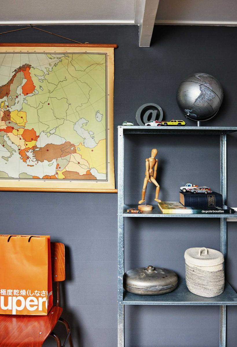 Dormitorio juvenil con paredes negras