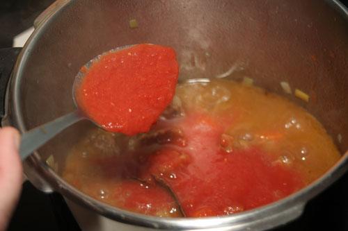 agregar-el-tomate-a-la-olla-rapida