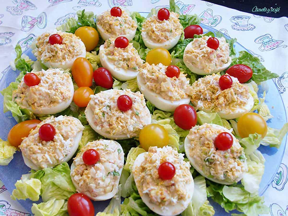 Huevos-rellenos-con-manzana-y-langostinos