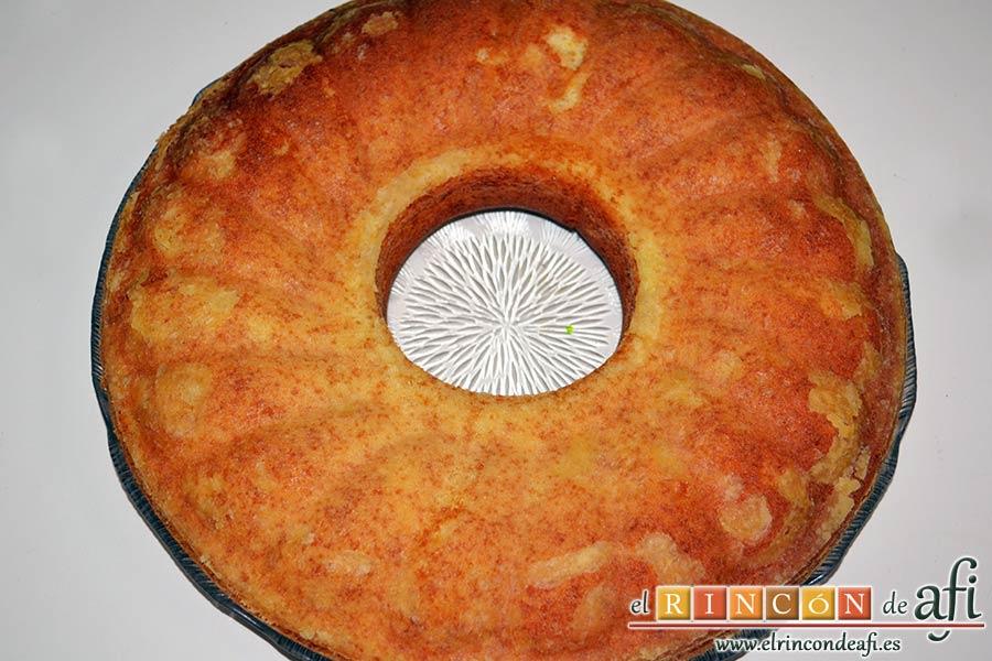 Bizcocho sin aceite ni mantequilla, sacar del horno y dejar enfriar
