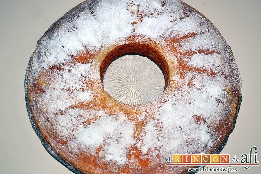 Bizcocho sin aceite ni mantequilla, espolvorear con azúcar glass