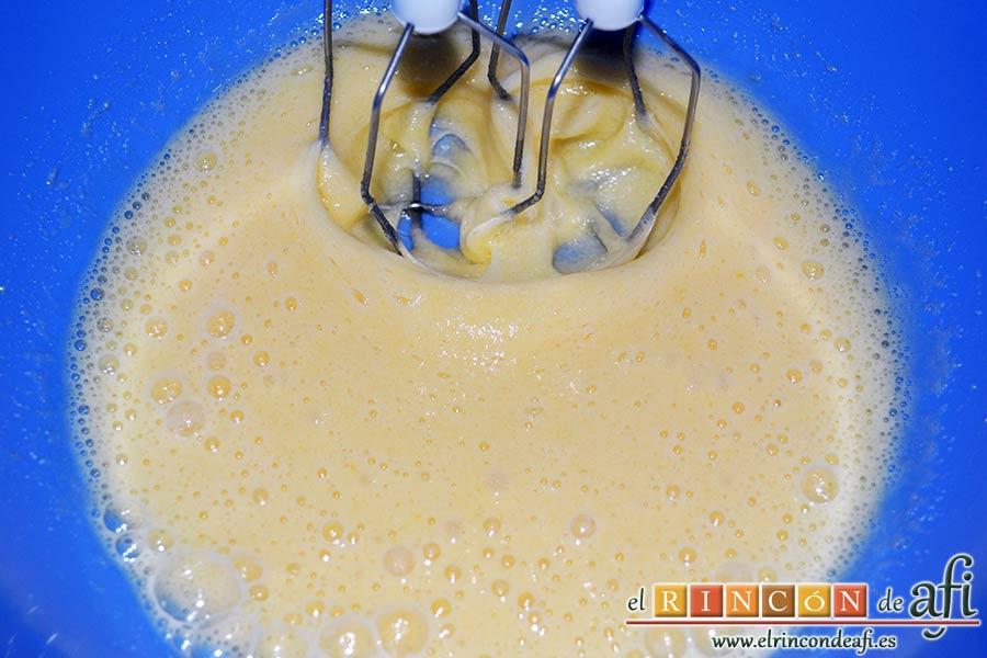 Bizcocho sin aceite ni mantequilla, batir con varillas eléctricas hasta que queden espumosos