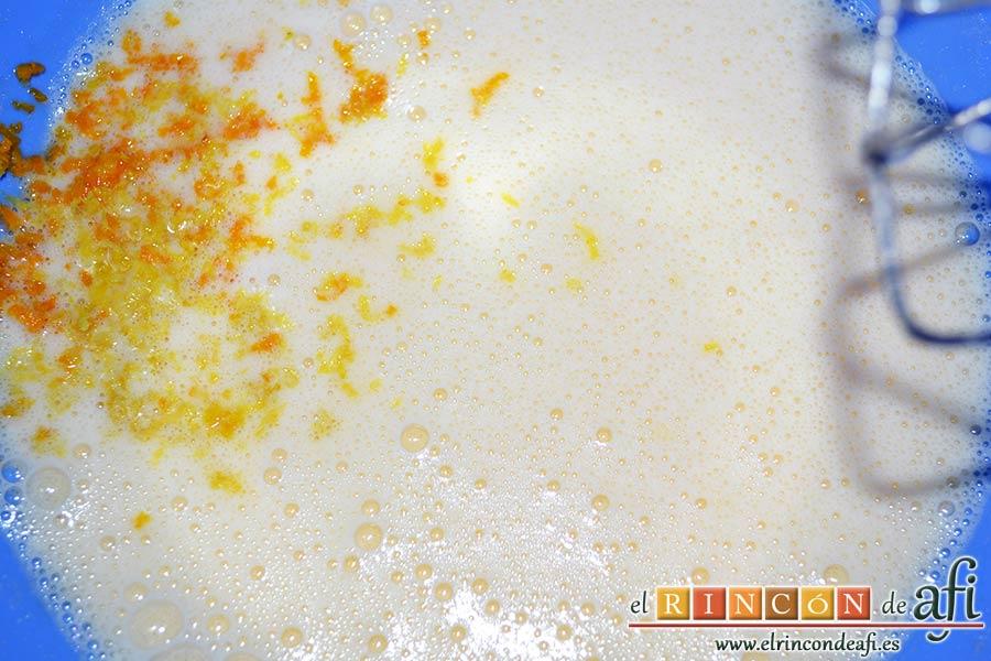 Bizcocho sin aceite ni mantequilla, añadir las ralladoras de naranja y limón