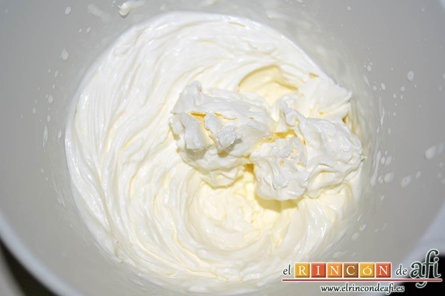 Bizcocho sin aceite ni mantequilla, montar la nata (crema de leche) y reservar