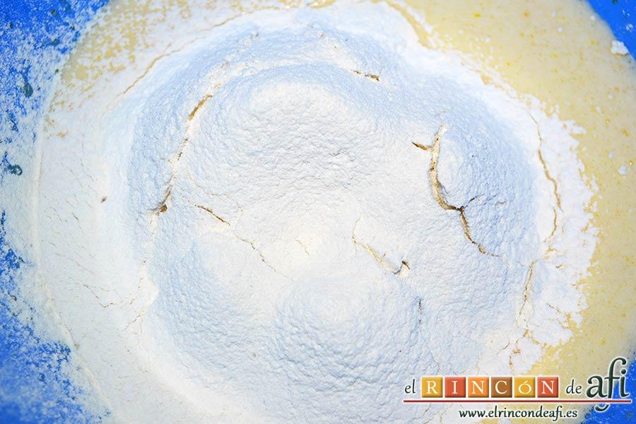 Bizcocho sin aceite ni mantequilla, añadir la harina y la levadura tamizadas a la mezcla de los huevos