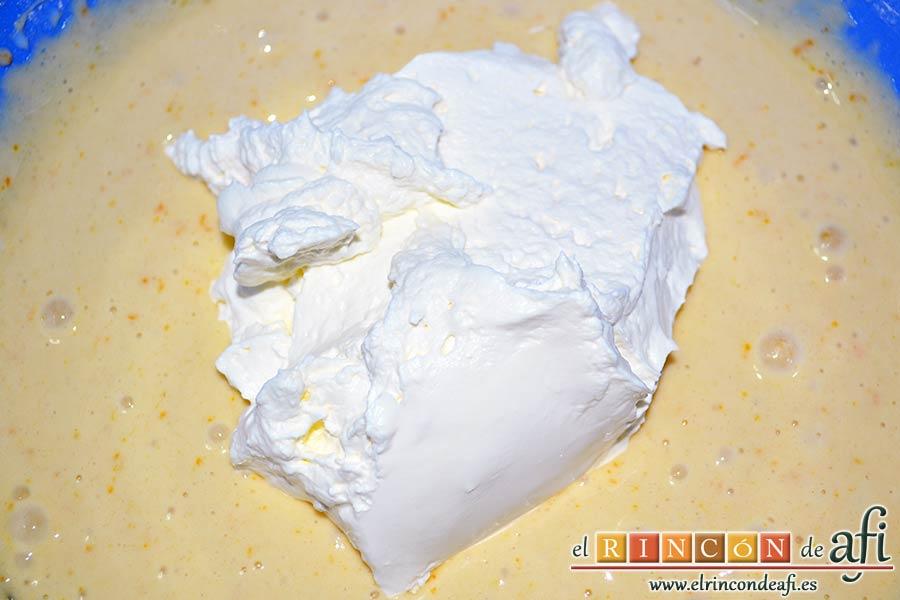 Bizcocho sin aceite ni mantequilla, volcar la nata (crema de leche) con cuidado