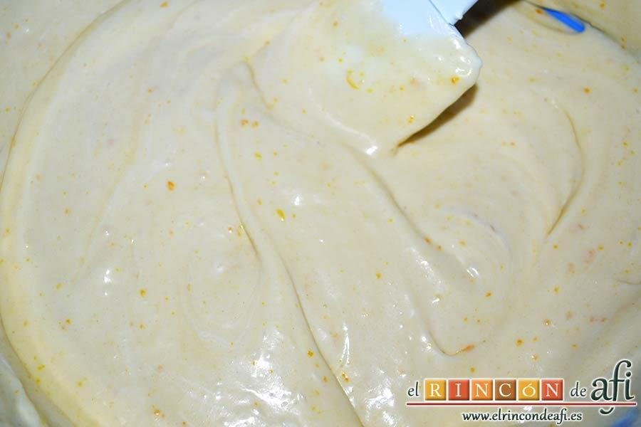 Bizcocho sin aceite ni mantequilla, integrar los ingredientes con ayuda de una espátula