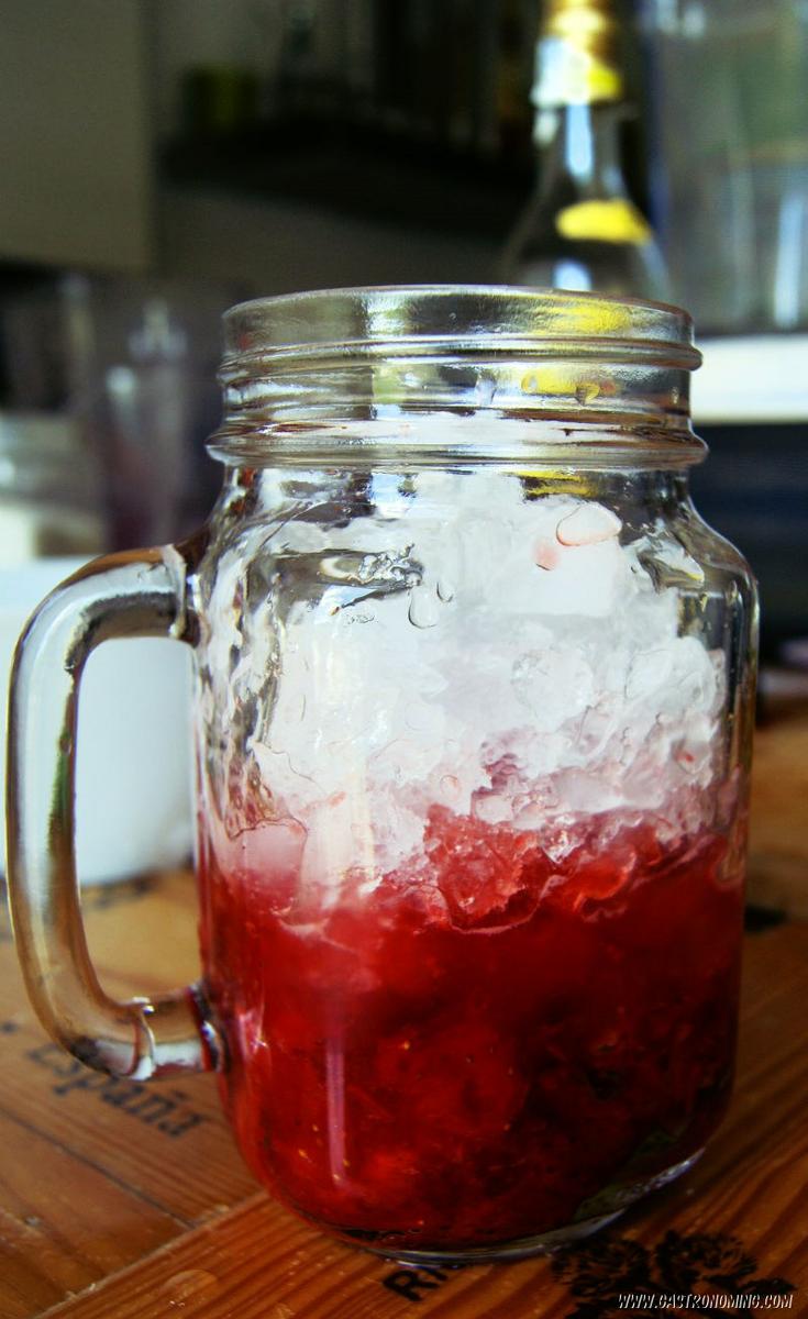 Mojito de fresa y albahaca