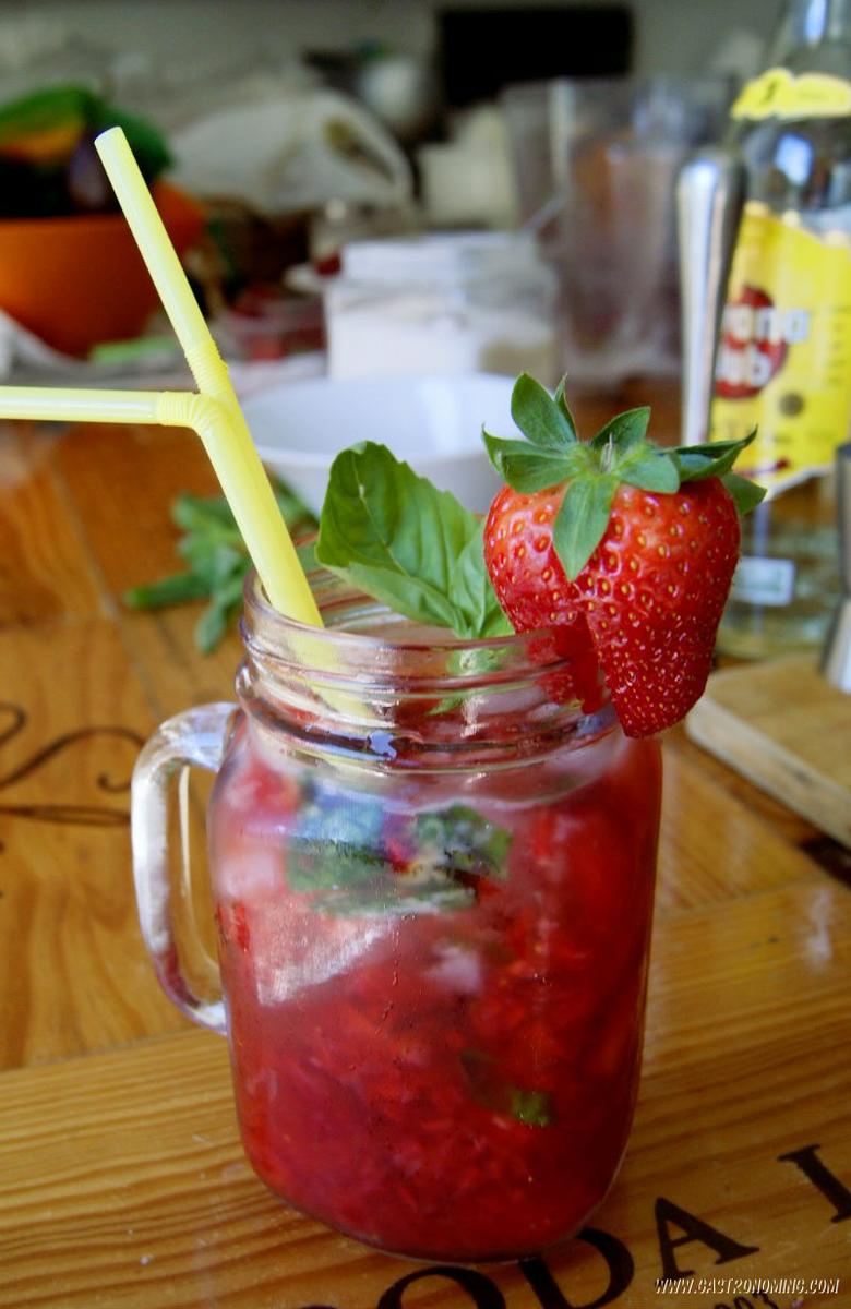 Mojito de fresa y albahaca