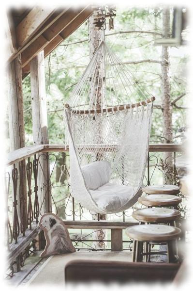 Silla colgante en porche.