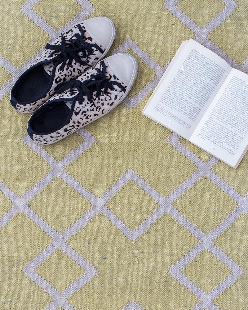 alfombra_geometrica_mostaza_800x1200