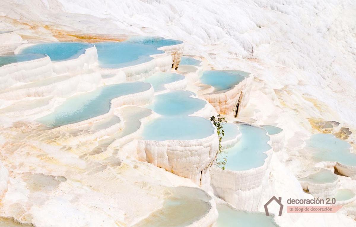 Piscinas naturales de travertino agua turquesa en Pamukkale en Turquia