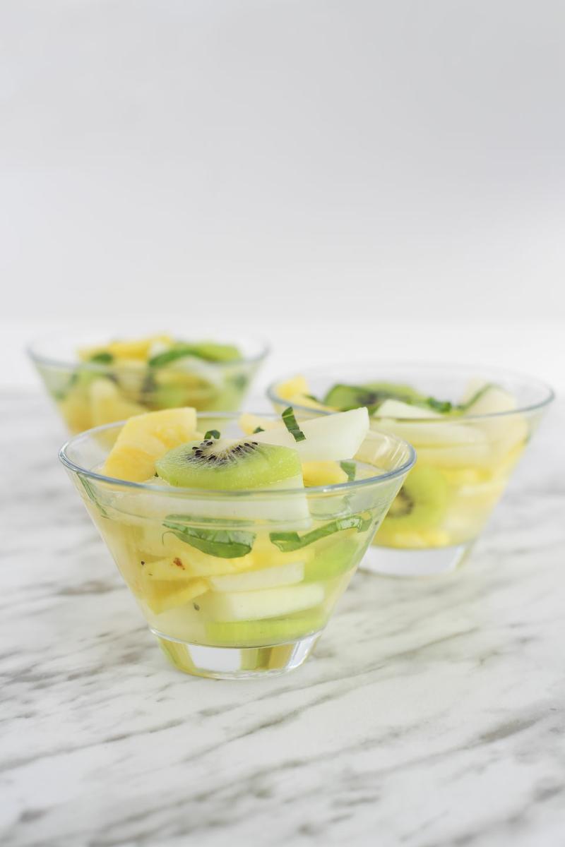 Ensalada de kiwi, melon y piña al aroma de albahaca