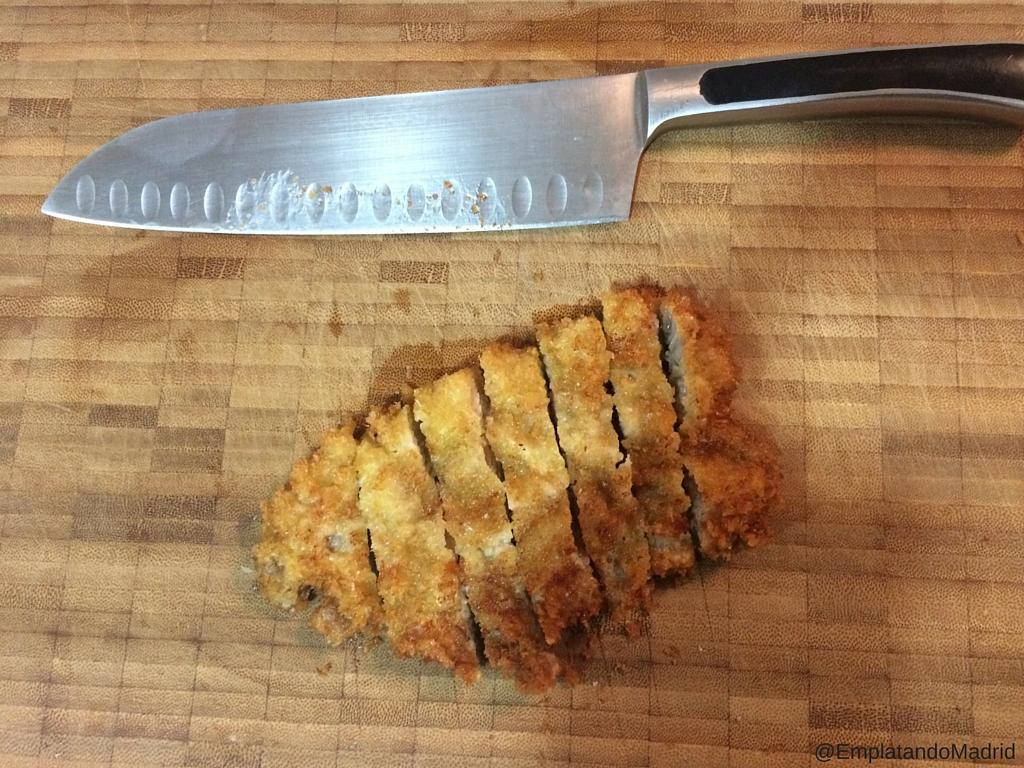 Cortando el tonkatsu en tiras