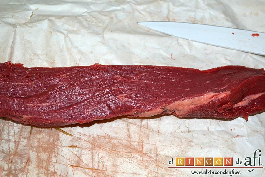 Solomillo de ternera con salsa de mostaza y miel, limpiar de grasa el solomillo