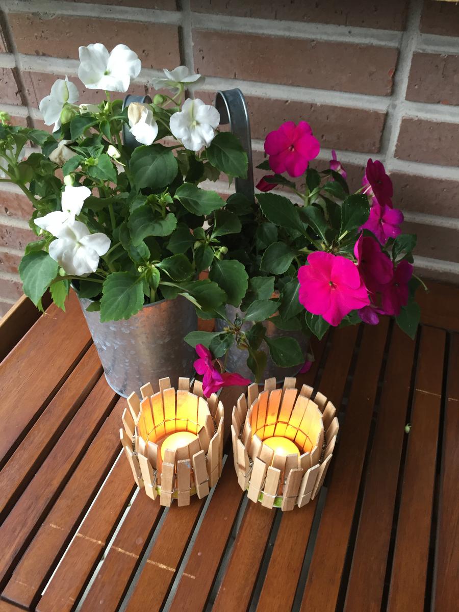 manualidades con niños: porta velas hecho con pinzas de madera