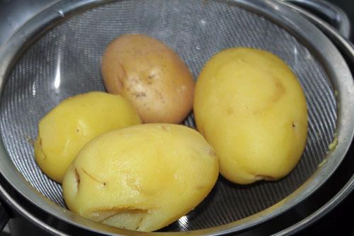 hervir-las-patatas,-pelarlar-y-cortarlas