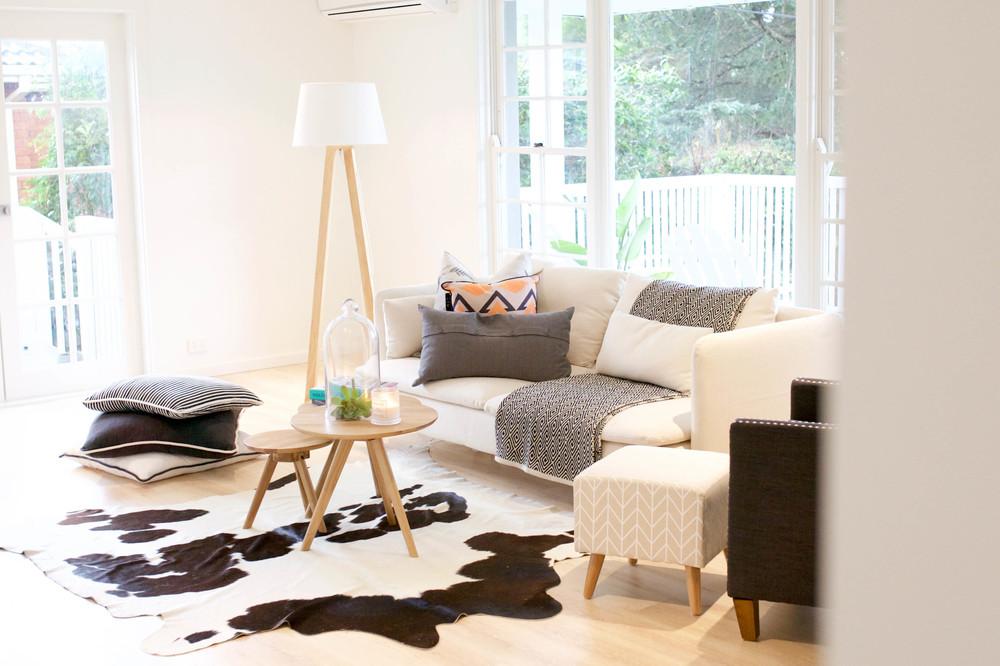 Reforma de una vivienda-antes y después-decoración-salón-sofá-y-mesitas