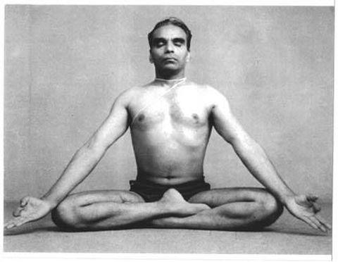 El maestro BKS Iyengar mostrando cómo hacer la Siddhasana