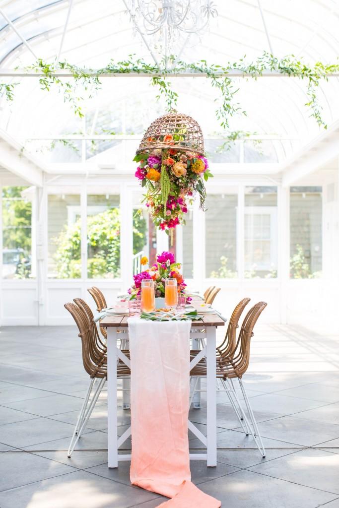 Tendencia tropical en la mesa con flores