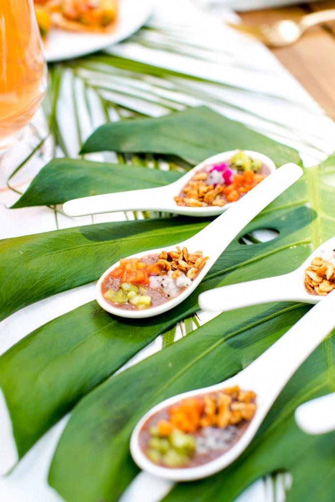 Tendencia tropical en la mesa con hojas verdes