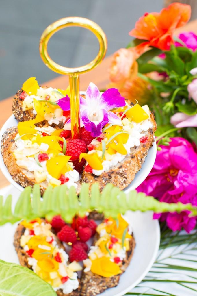 Tendencia tropical en la mesa tarta con flores