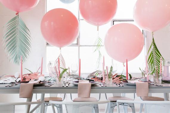 Tendencia Tropical en la mesa con globos