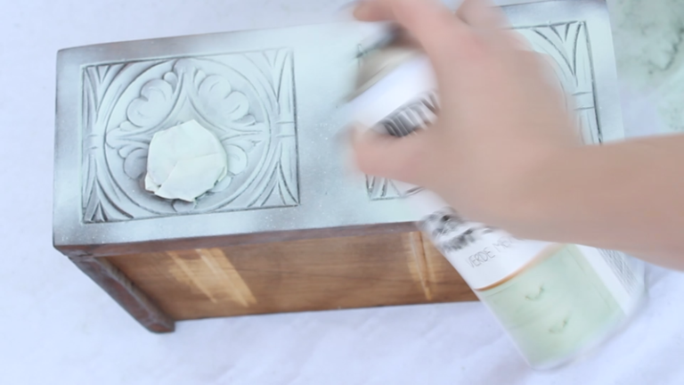 Decapado con chalk finish spray paint verde menta