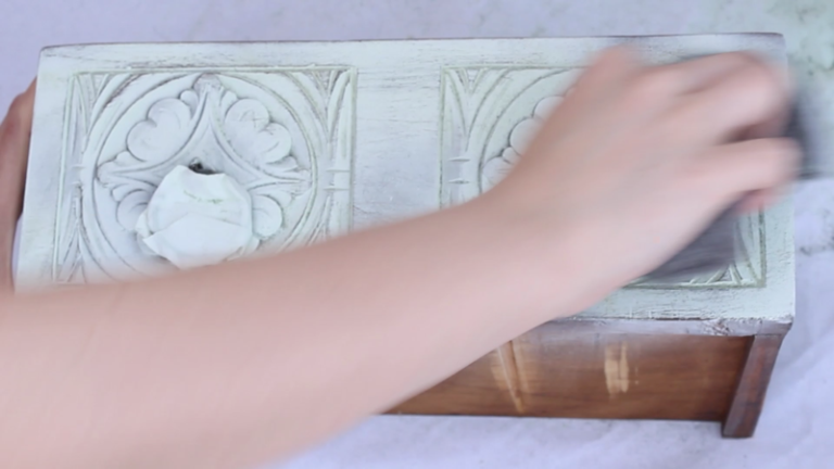 Decapado con chalk finish spray paint 4