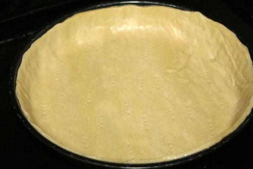 estirar-y-poner-la-masa-brisa-en-un-recipiente-para-tartas